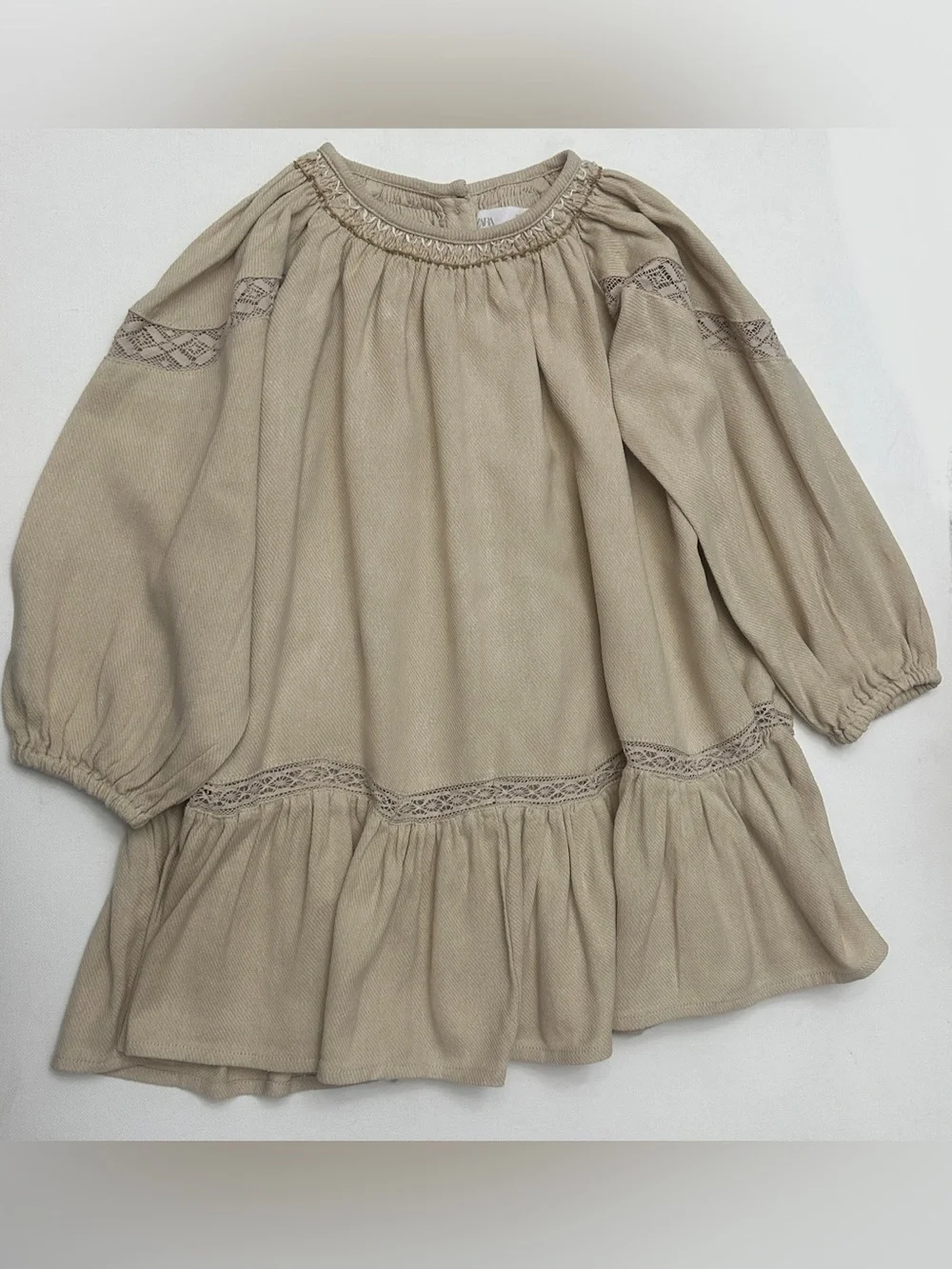 Zara girl’s Embroidered neckline and ruffled hem.  Size 3-4T.